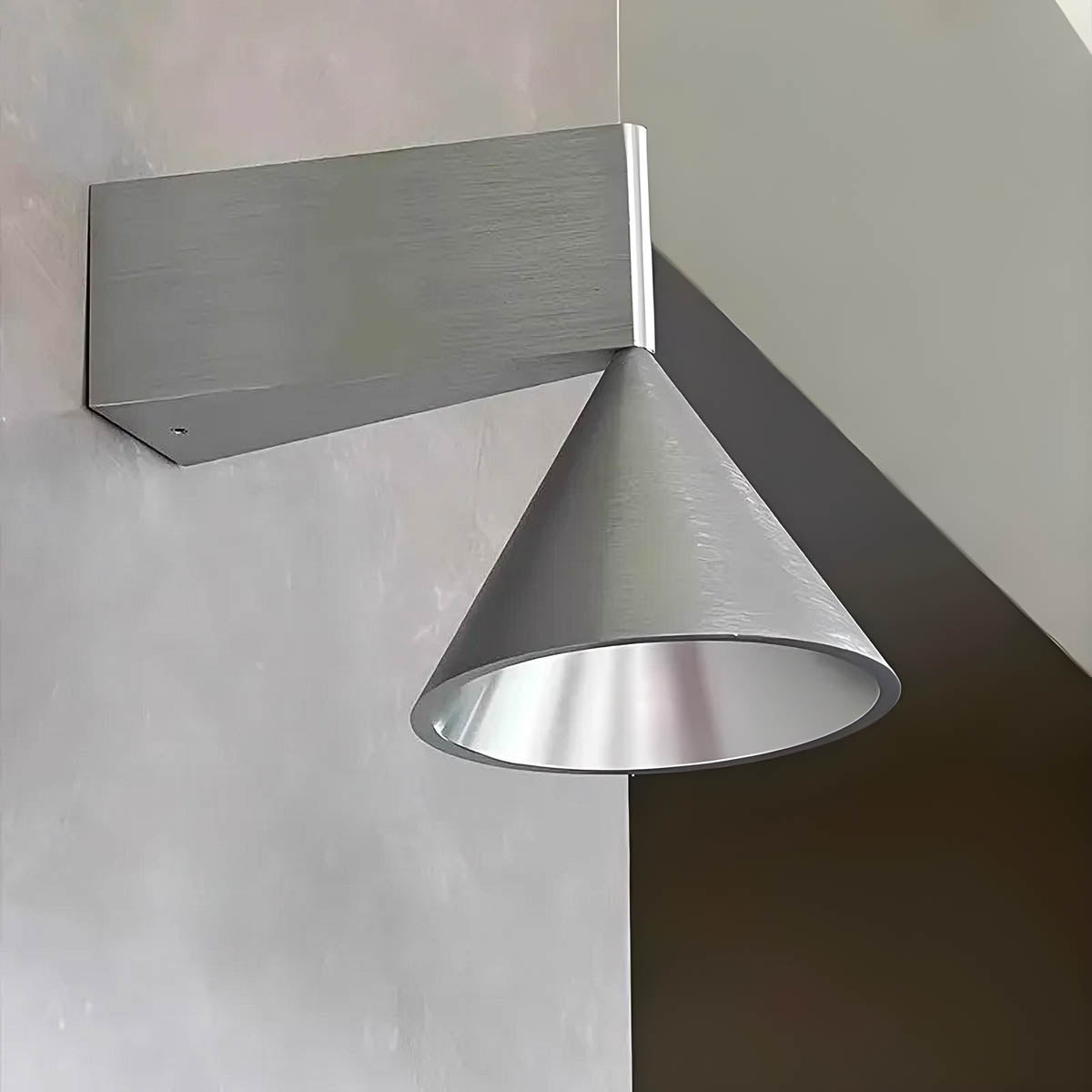 Redfern Loop Aluminium-Wandleuchte — Foto 3
