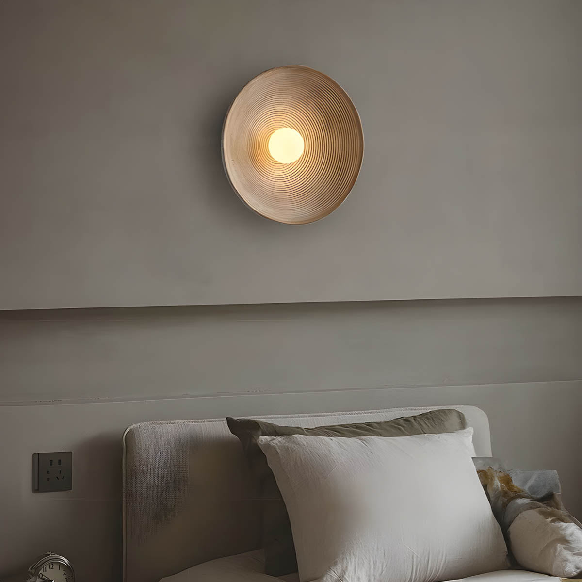 Thistle Form Resin Wall Sconce — gallery image 9