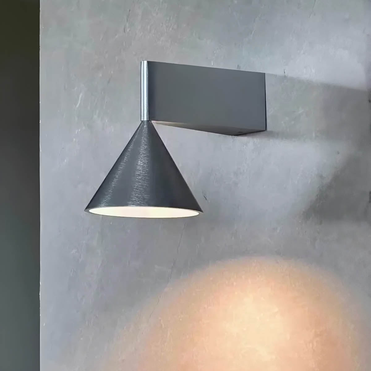 
Redfern Loop Aluminium-Wandleuchte — Foto 5