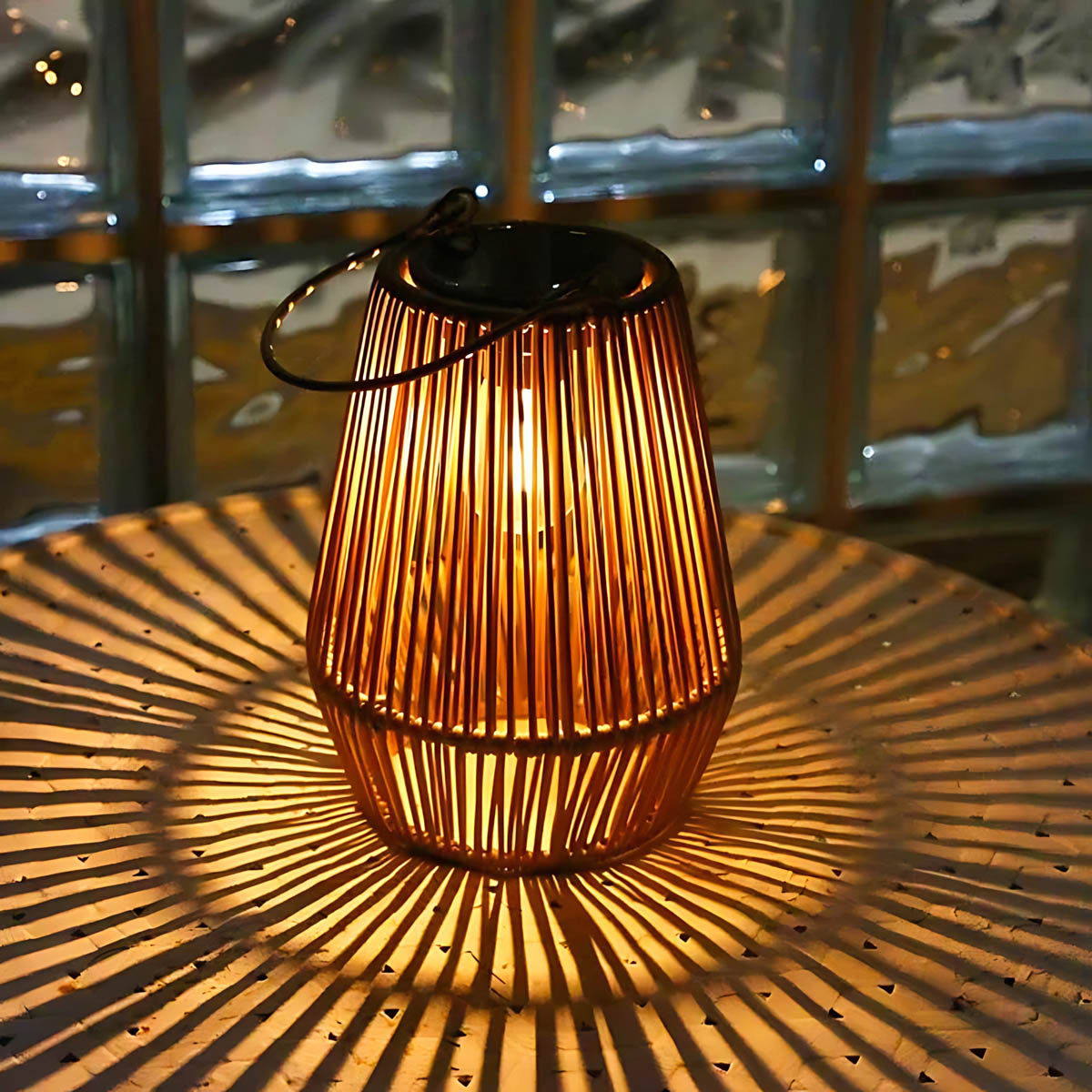 
Luminária de Mesa Marlow com Lanterna de Rattan — foto 4